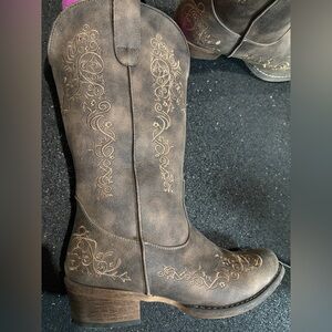 Roper Dark Brown Embroidered Heeled Boots
